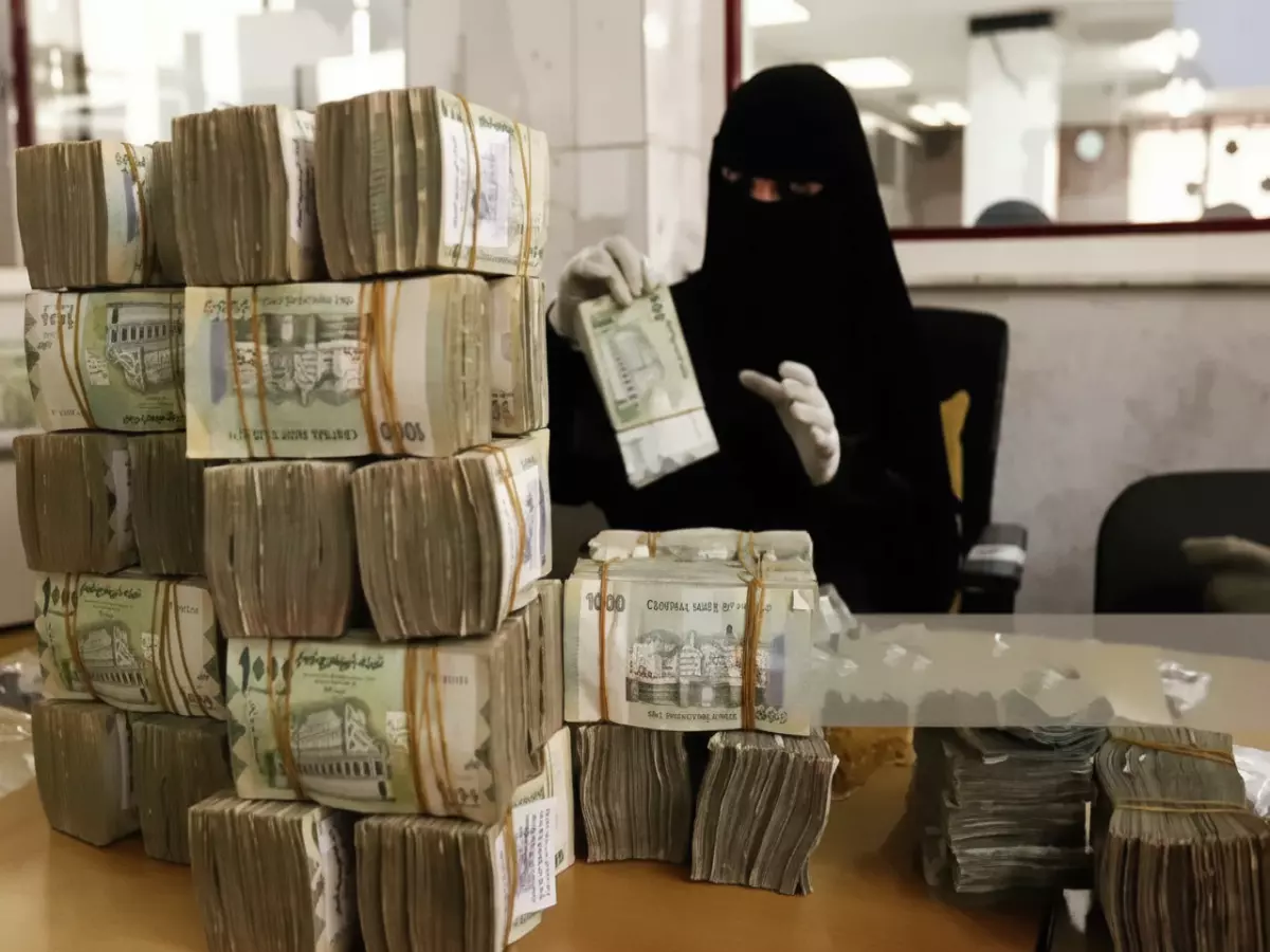 عاجل: الفارق الصادم بين أسعار الدولار في عدن وصنعاء يصل 3 أضعاف - كيف تحمي أموالك؟