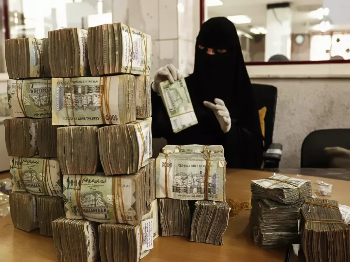 عاجل: أسعار الصرف تكشف الكارثة... دولار عدن بـ1633 وصنعاء بـ540 ريال!