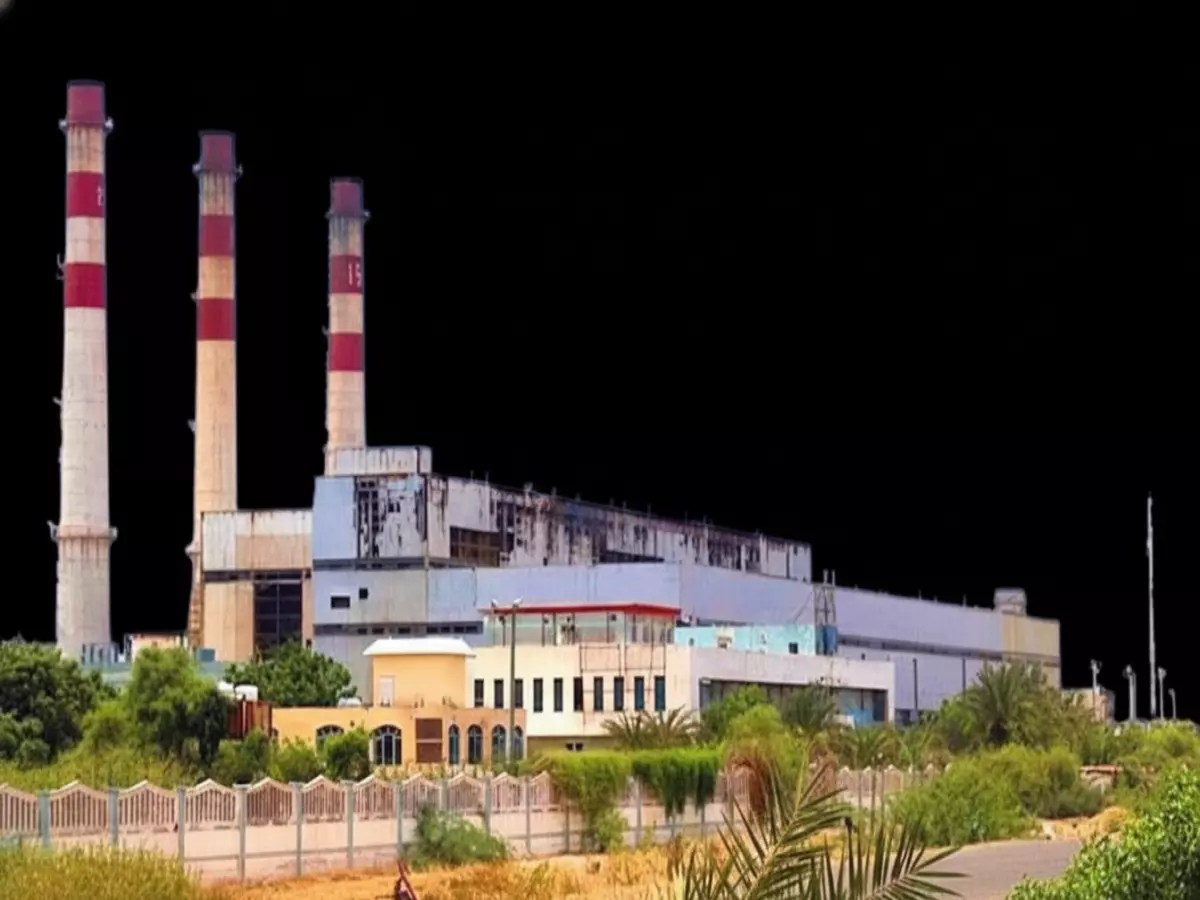 عاجل: احتجاز 150 قاطرة نفط يهدد بـ"انهيار كامل" لكهرباء عدن... والمواطنون في ظلام دامس!