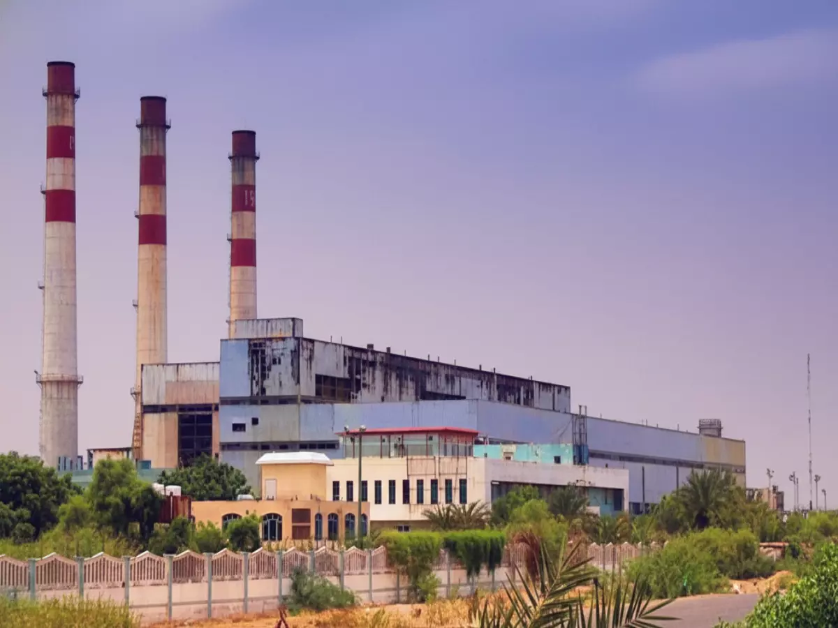 عاجل: 150 قاطرة وقود محتجزة تهدد بانهيار كهرباء عدن نهائياً... والمواطنون في ظلام دامس!