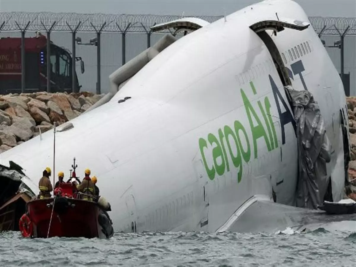 عاجل: مأساة في هونغ كونغ - طائرة إماراتية تنزلق وتسقط بالبحر.. وفاة شخصين ونجاة معجزة للطاقم!