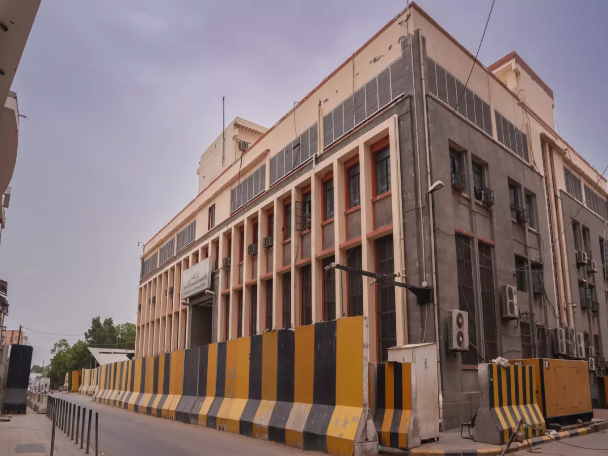 عاجل: السعودية تنقذ اليمن بـ90 مليون دولار... صرف الرواتب المتأخرة فوراً بعد 4 أشهر انتظار!