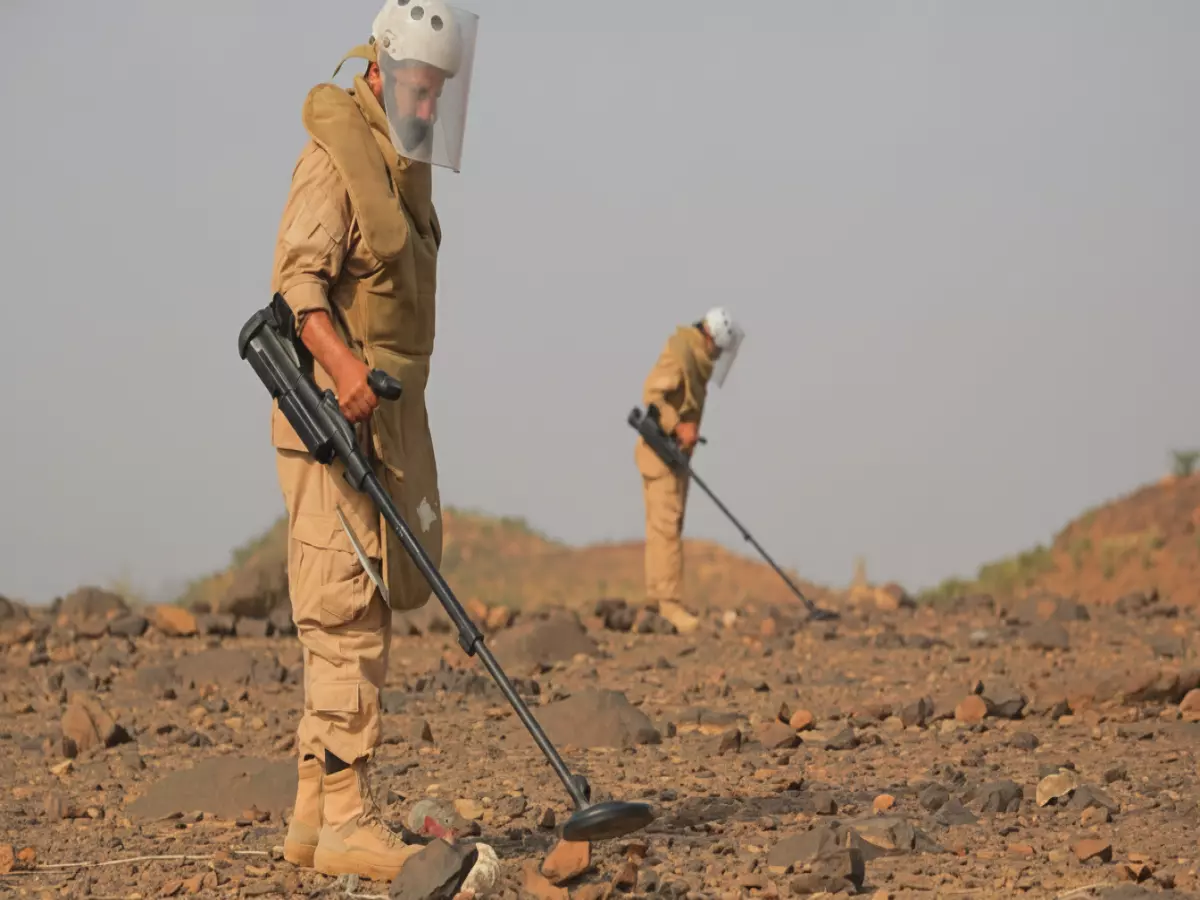 عاجل: مشروع مسام ينقذ اليمن من 3000 قنبلة موت خلال أسبوعين فقط - أرقام مذهلة!