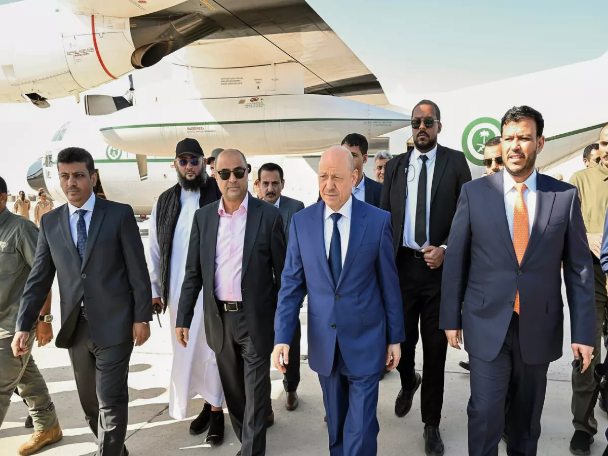 عاجل: العليمي يعود إلى عدن بخطة اقتصادية طارئة... هل تنتهي أزمة الرواتب خلال أيام؟