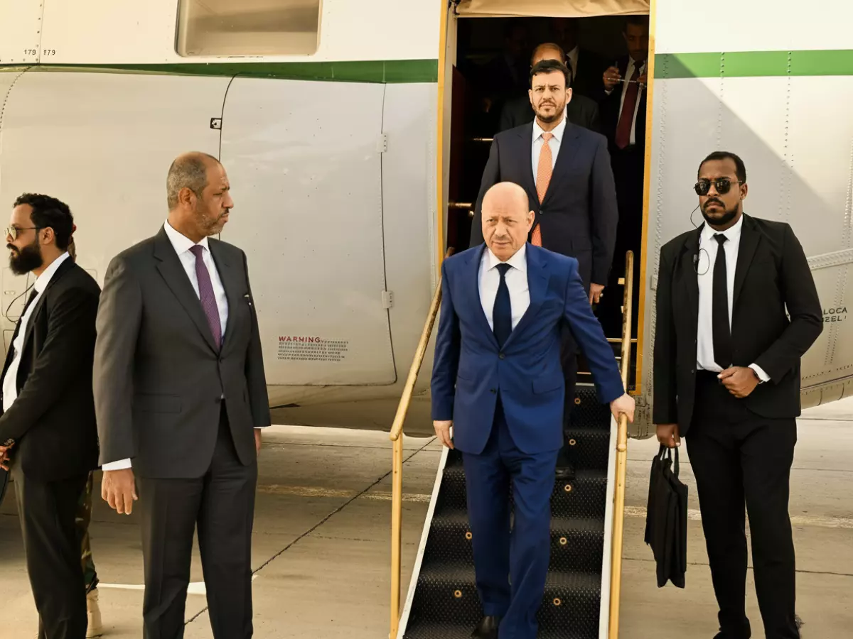 شاهد: لحظة عودة العليمي إلى عدن والإعلان التاريخي عن نجاح الإصلاحات الاقتصادية - اليمن ينهض من جديد