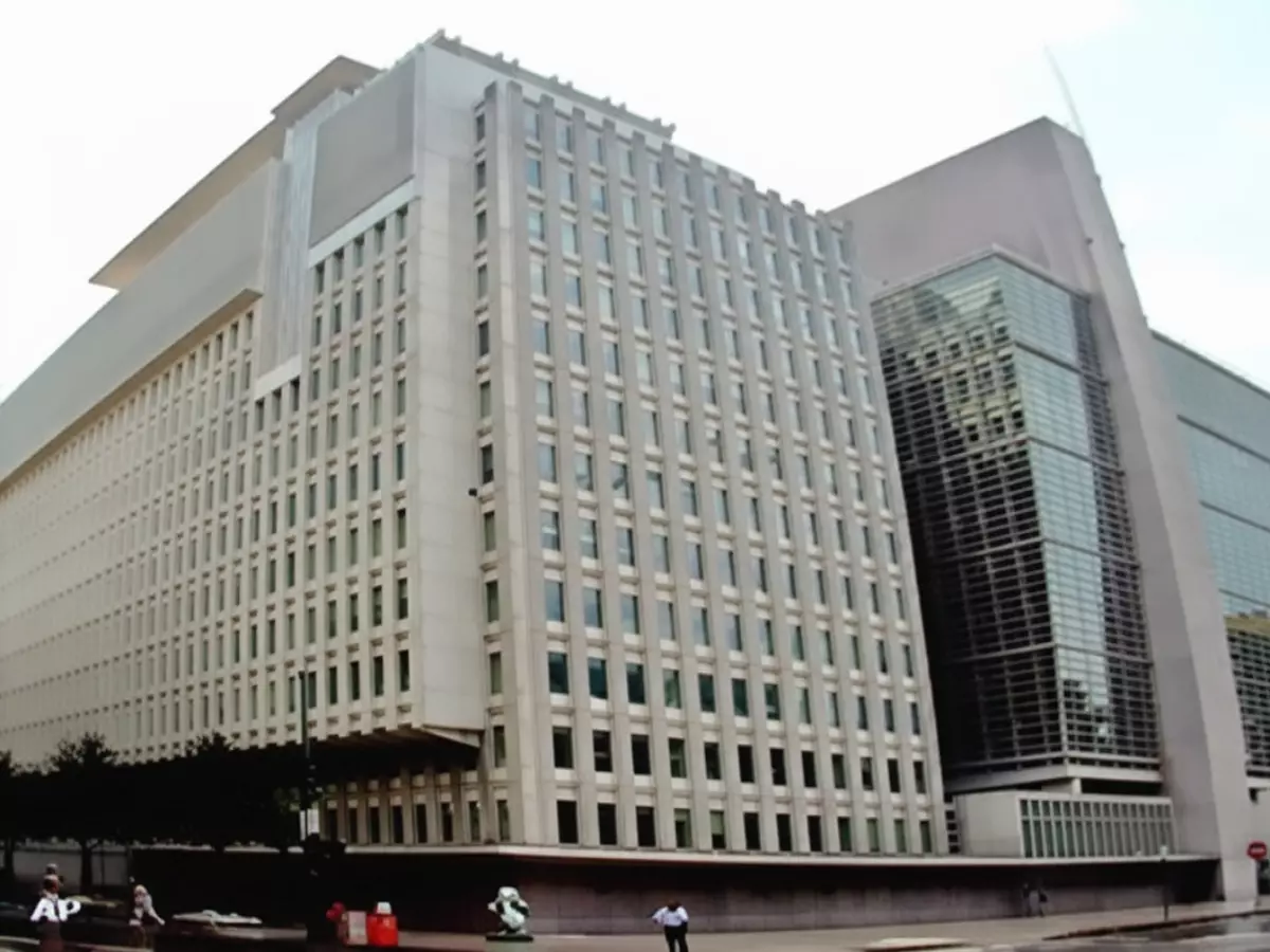 صادم: تقرير البنك الدولي يفضح المأساة اليمنية... ارتفاع أسعار الطعام 26% والريال ينهار إلى 2905!