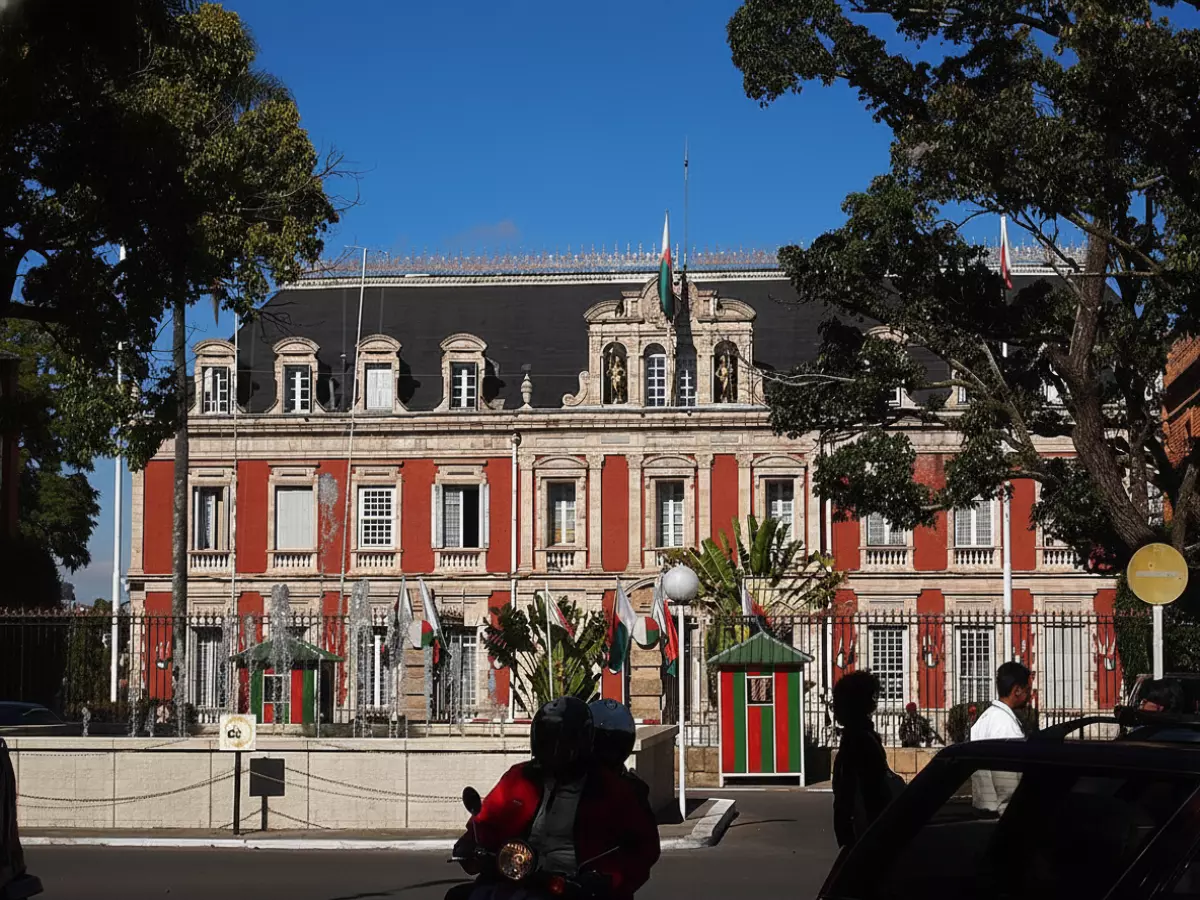 صادم: رئيس مدغشقر يكشف العثور على جوهرة عملاقة 300 كيلو في القصر... قيمتها ستصدمك!