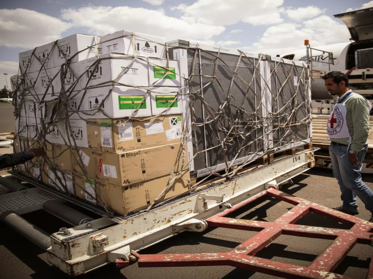 شاهد: لحظة وصول شحنة الأمل الى عدن - 53 ألف لقاح سعودي ينقذ الأطفال اليمنيين من الموت!