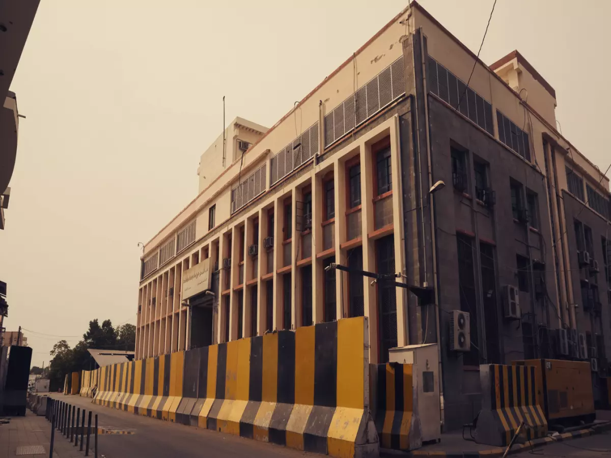 صادم: نقابة الصرافين تكشف كيف دمّر البنك المركزي الريال لصالح جهات حزبية... والدولار قفز لـ3000 ريال!