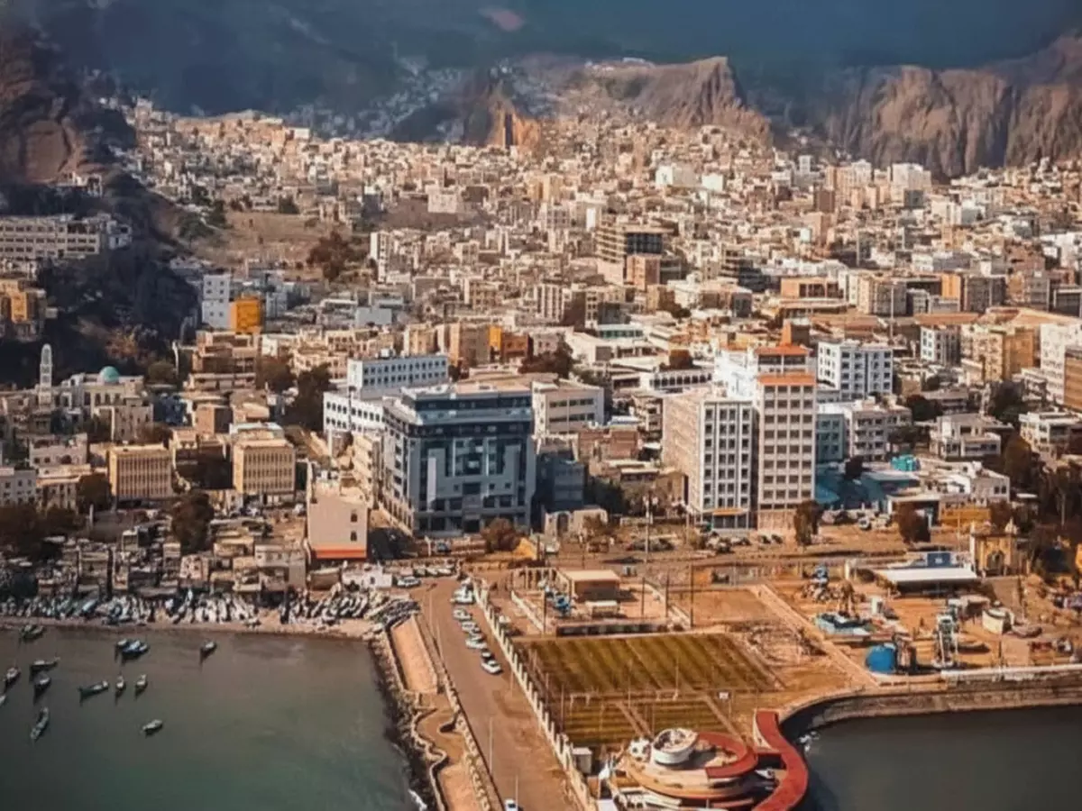 شاهد: مئات المواطنين يحاصرون شوارع عدن منددين باختطاف طفلة في الشيخ عثمان