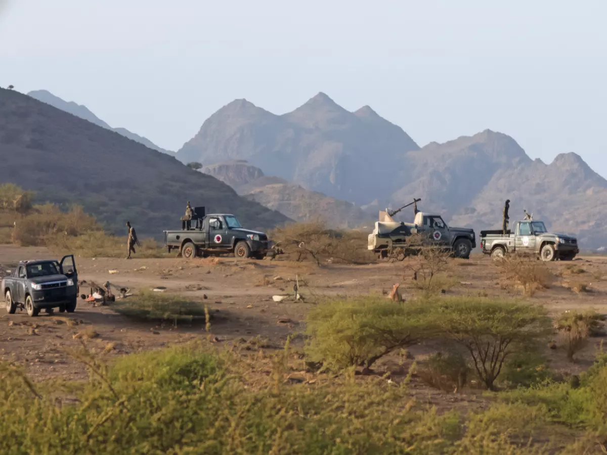 عاجل: إسقاط طائرة مسيرة ومواجهات عنيفة في الوازعية... هل تنزلق تعز لحرب أهلية جديدة؟