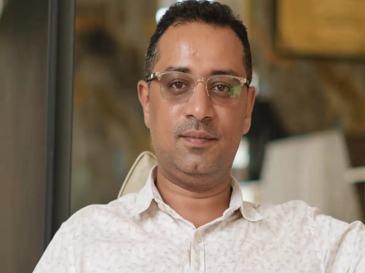 عاجل: منظمات حقوقية دولية تفجر فضيحة اعتقال الإعلامي عادل النزيلي... طارق صالح في قفص الاتهام!