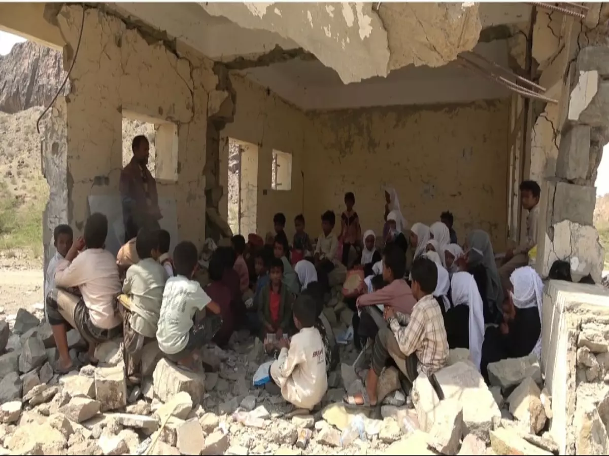صادم: 800 طفل يمني أصبحوا 200... يتعلمون وسط الأنقاض والخوف من الموت!