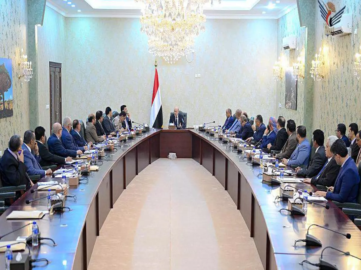 عاجل: العليمي يكشف خطة الإنقاذ الاقتصادية… 17 مليون يمني في خطر!