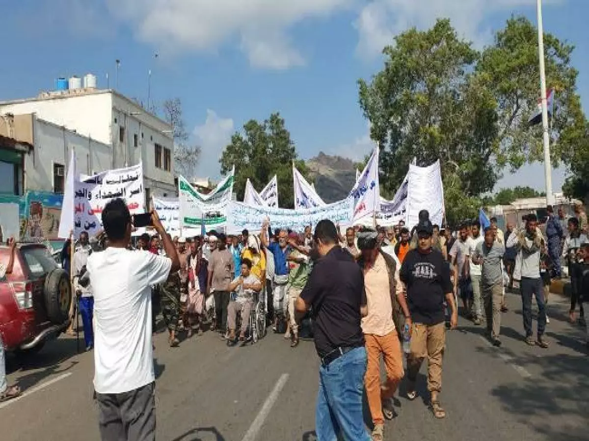 حصري: جرحى وأسر شهداء يرفضون أوامر مدير الأمن ويصرون على البقاء أمام قصر المعاشيق… 15 يوماً بلا استجابة!