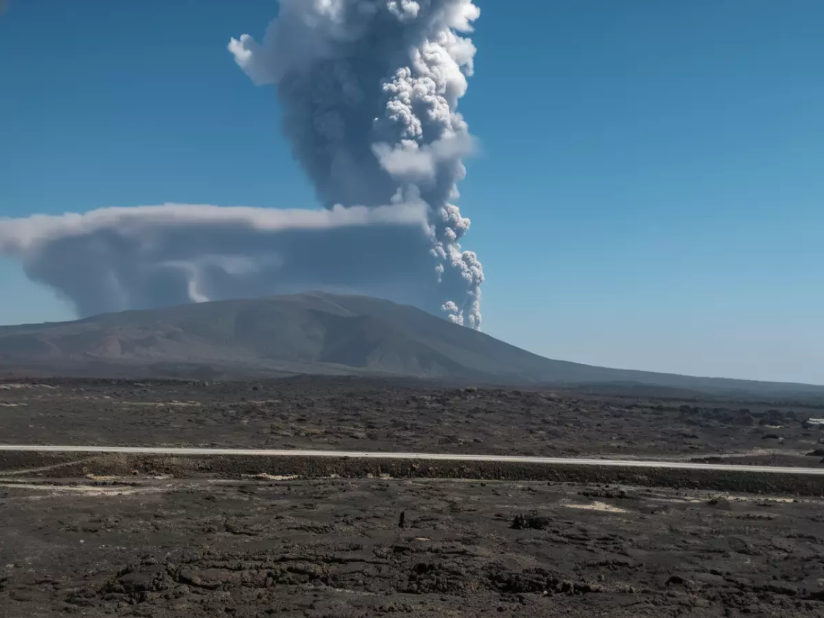 عاجل: بركان نائم منذ 12 ألف سنة يستيقظ في إثيوبيا ورماده يغزو اليمن وعُمان... هل نواجه كارثة؟