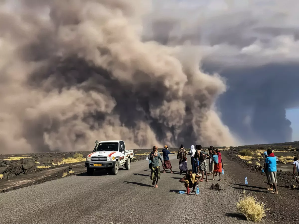 عاجل: بركان نائم منذ 12 ألف عام يستيقظ فجأة... رماده يغطي سماء الدول العربية!
