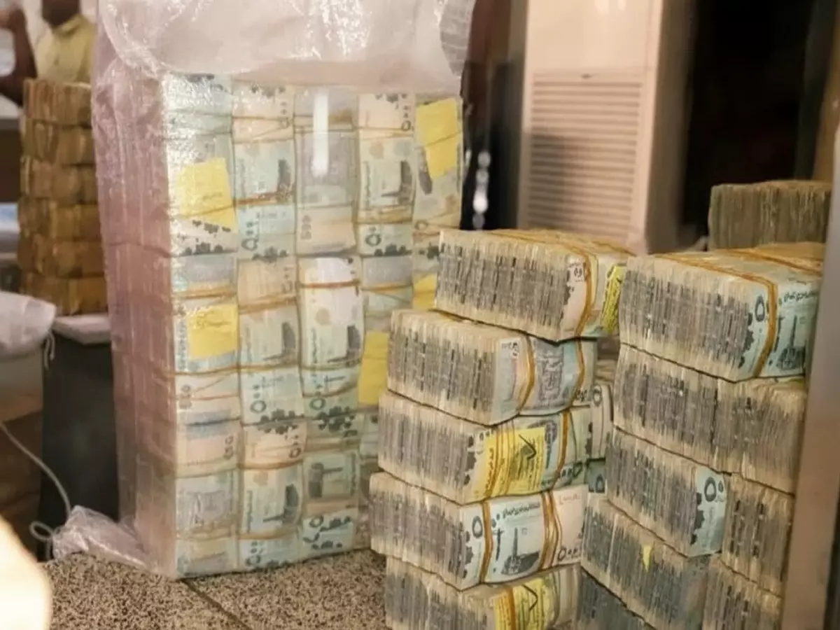 صادم: فارق جنوني بأسعار الدولار... عدن 1618 وصنعاء 535 ريال في نفس اليوم!