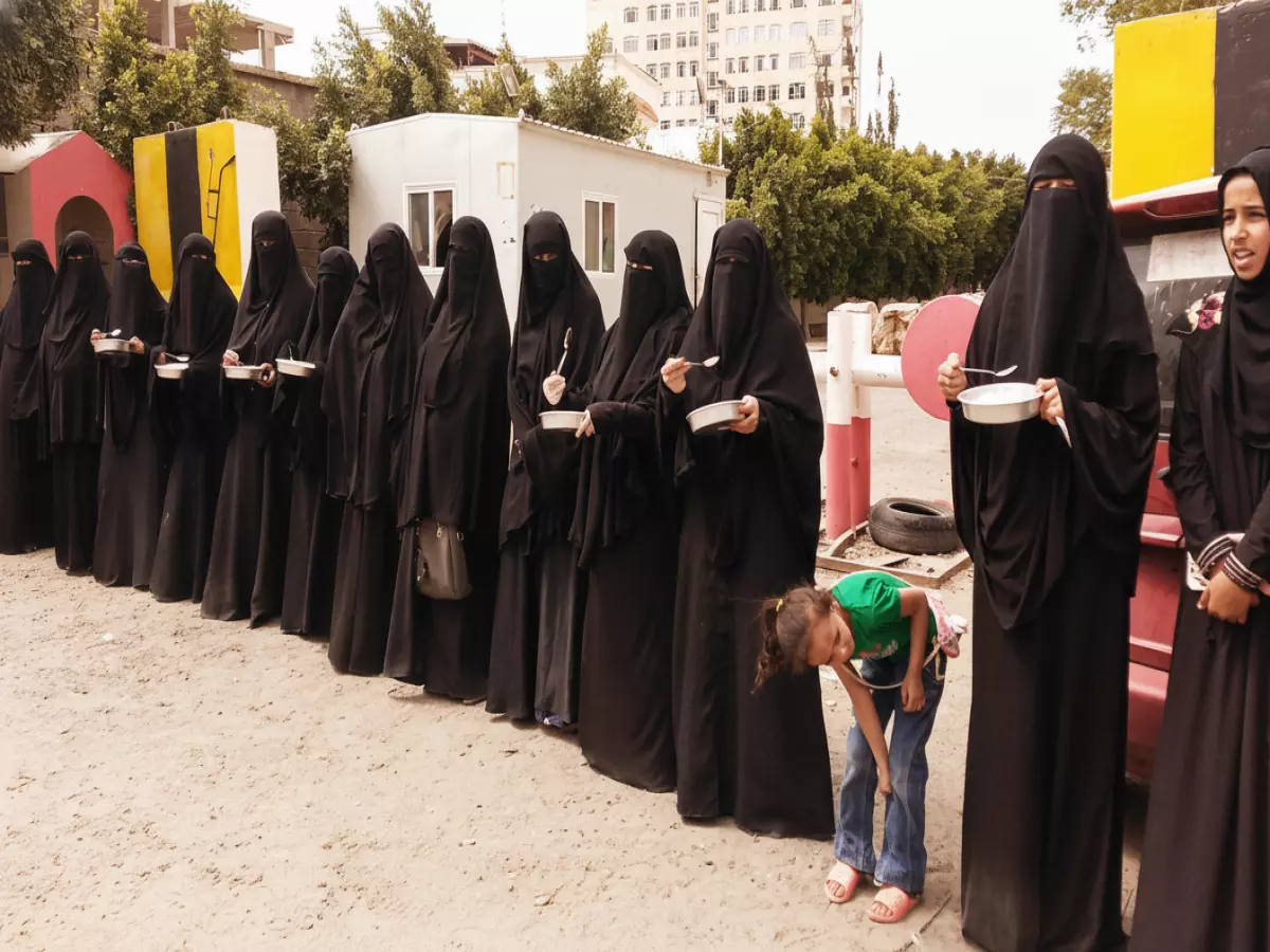 حقائق مدمرة: منظمة دولية تفضح جحيم النساء اليمنيات - 80% من النازحين ضحايا… هل تعرف الباقي؟