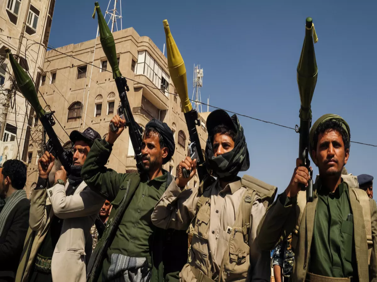 شاهد: ضباط حوثيون ينشقون بالعشرات... وثائق سرية تكشف راتب المقاتل: 30 دولاراً فقط!