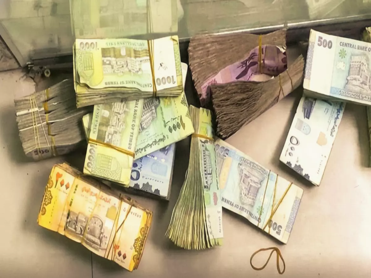 صادم: الدولار يقفز لـ 1633 ريال في عدن مقابل 540 في صنعاء - الفجوة تتسع بشكل جنوني!