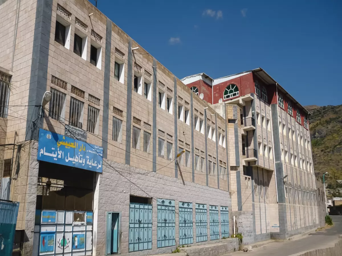 عاجل: كارثة إنسانية في إب... الحوثي يقطع مساعدات 200 يتيم بدار الحبيشي!