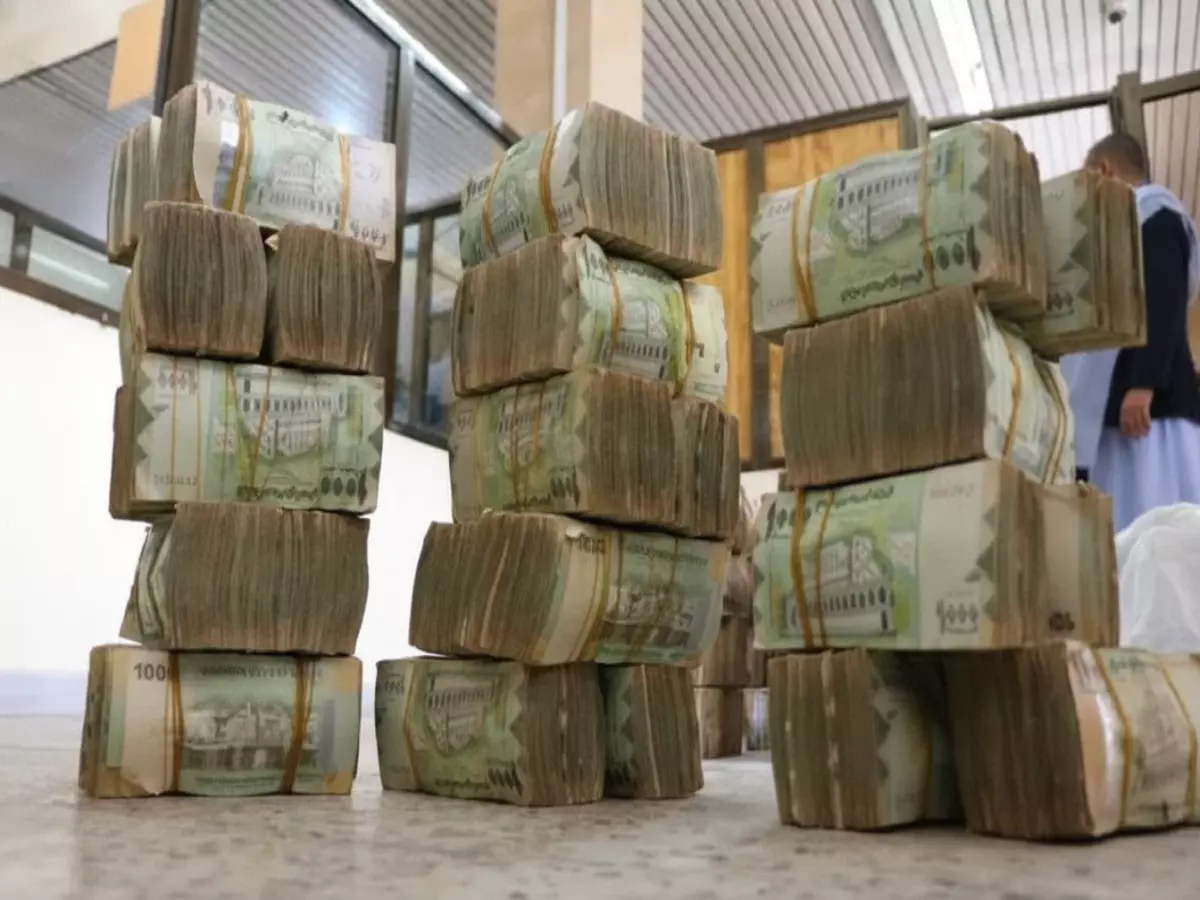 صادم: الدولار يقفز لـ1632 ريال في عدن بينما السعر الرسمي 238 فقط - فجوة جنونية تدمر الجيوب!