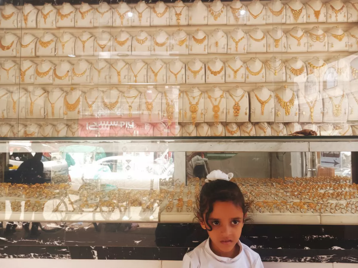 صادم: الذهب يحلّق في اليمن إلى 32,260 ريال للجرام… والمقبلون على الزواج في ذعر!