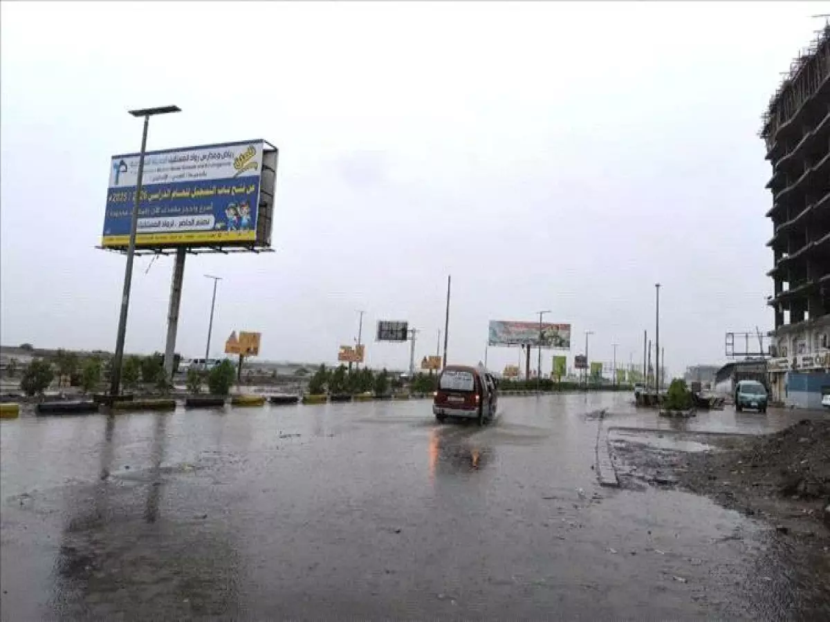 عاجل: عدن تغرق في أمطار غير مسبوقة... والسكان يتلقون تحذيرات عاجلة من مخاطر السيول!