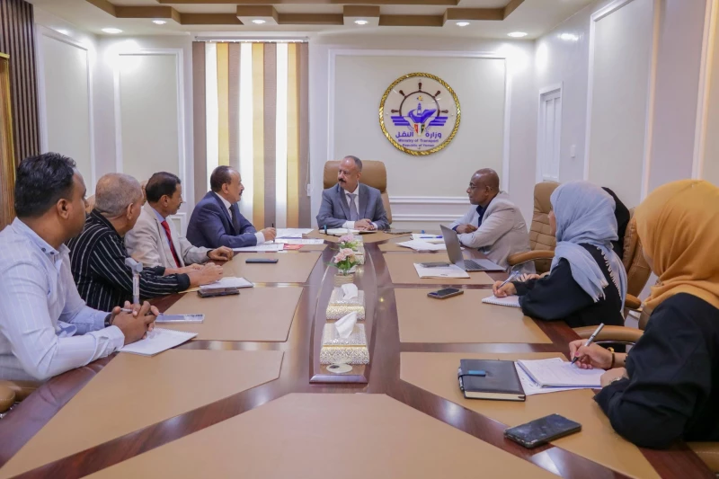 وزير النقل يوجه بتطوير موانئ حضرموت وشبوة وسقطرى ويشدد على تأمين الملاحة في المخا