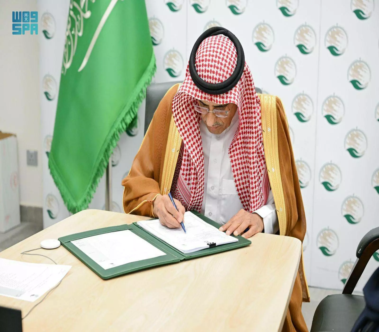 المهندس أحمد بن علي البيز مساعد المشرف العام على المركز للعمليات والبرامج يوقع برنامجاً تنفيذياً للتمكين الاقتصادي للأسر الأكثر احتياجاً في باكستان (واس)