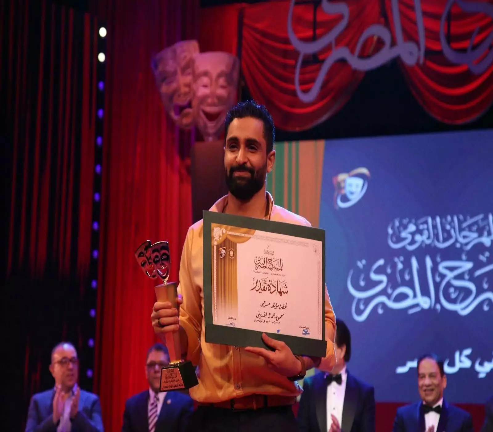 محمود جمال الحديني «أفضل مؤلّف مسرحي» عن «عرض يمين في أول شمال»... (إدارة المهرجان)