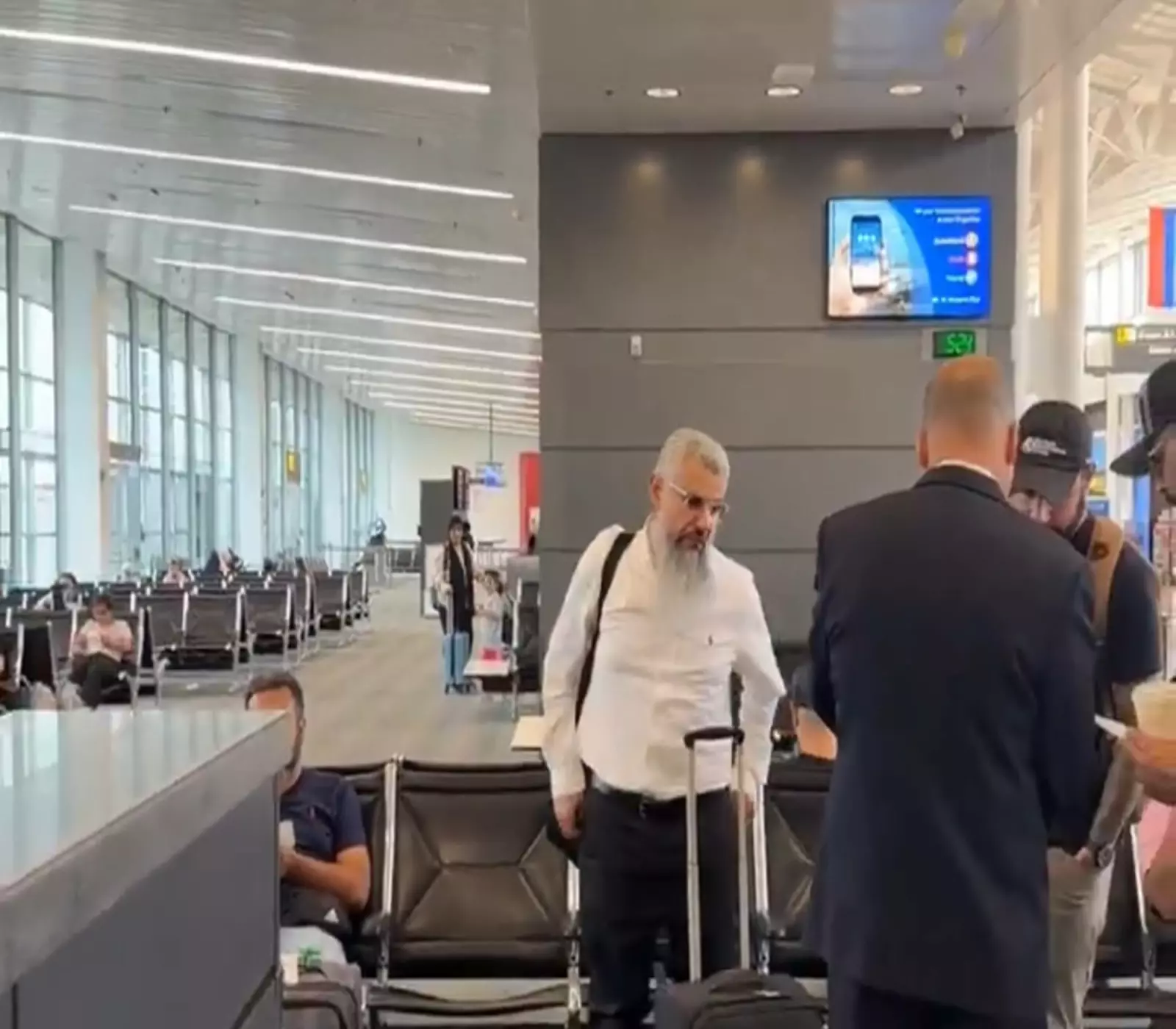 صورة للمواطن السعودي حميدان التركي قبيل صعوده الطائرة تداولها رواد مواقع التواصل الاجتماعي