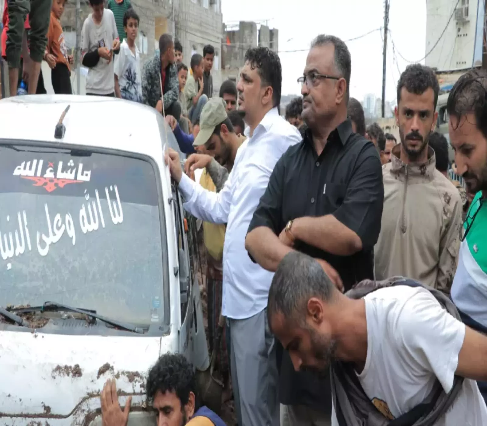 مسؤولون محليون تواجدوا في المواقع والشوارع المتضررة وأشرفوا على عملية رفع الأضرار – عدن – 19 أغسطس 2025 – تصوير: معين المعمري