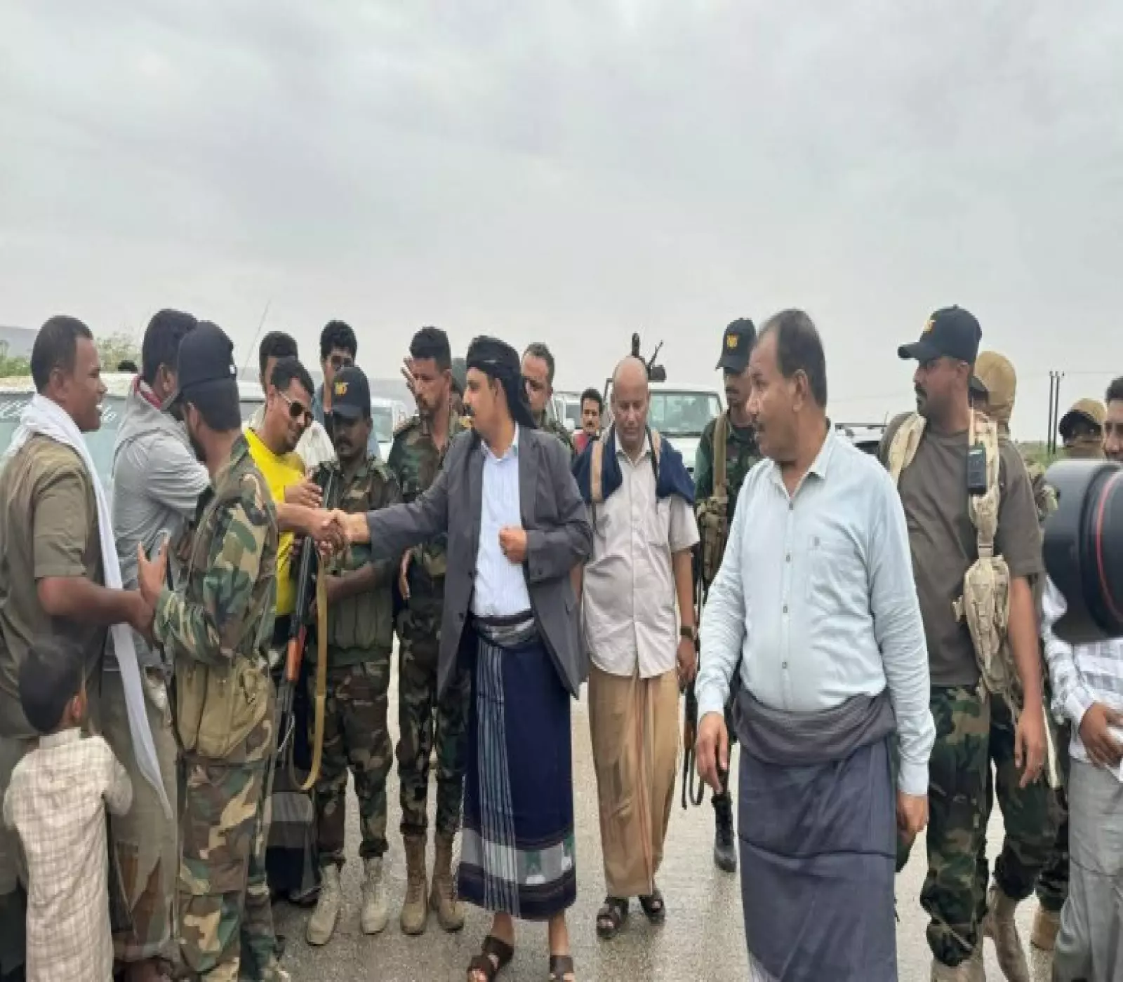 صور توثق لحظات خطيرة واجهها موكب محافظ حضرموت أثناء تجاوز السيول