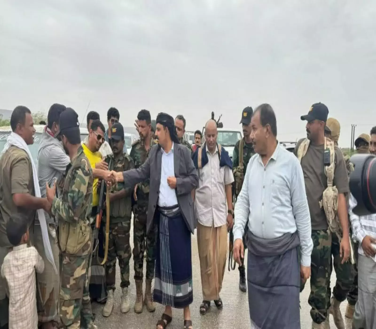 صور توثق لحظات خطيرة واجهها موكب محافظ حضرموت أثناء تجاوز السيول