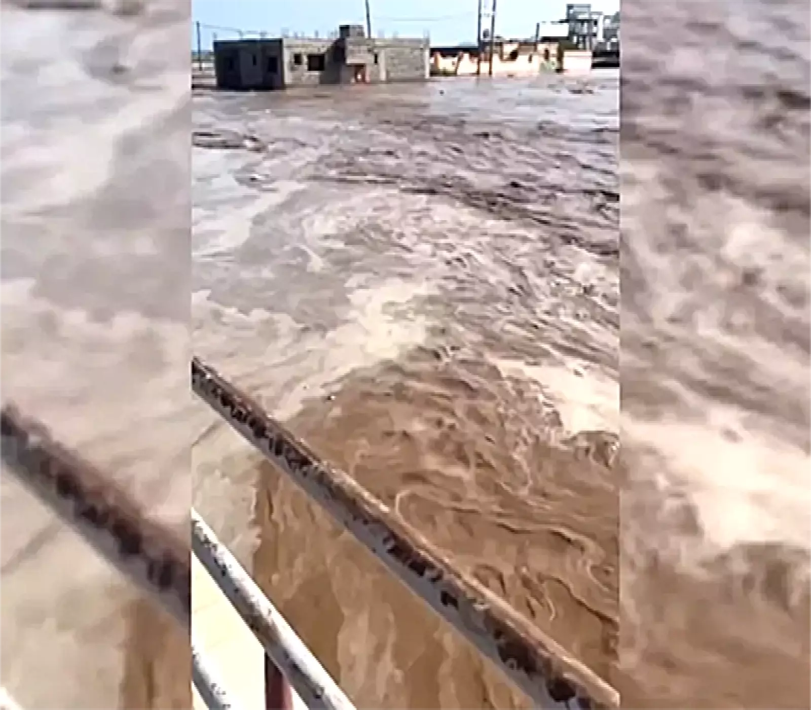 صورة توضح تدفق السيول نحو عدن