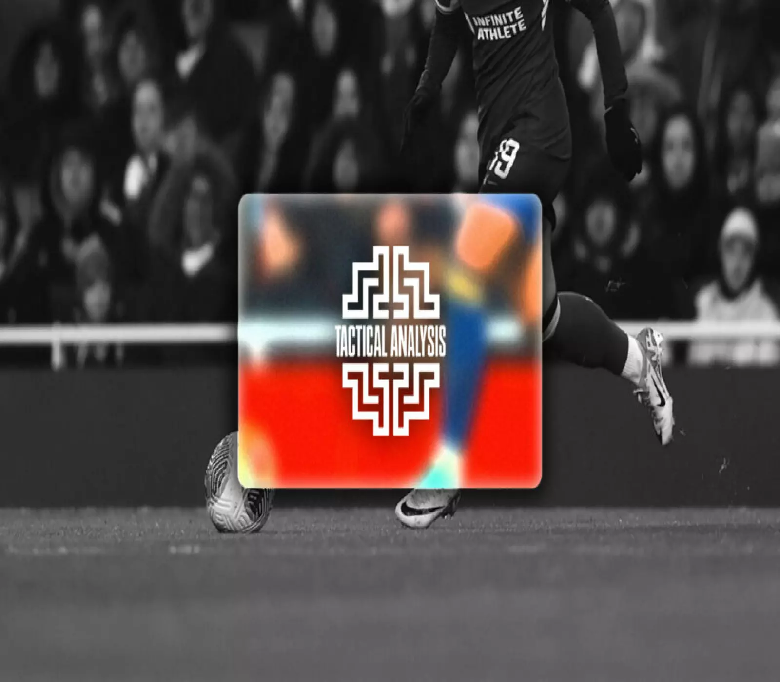 لاعب كرة قدم يرتدي زياً أسود وسترة منجنيق يركل كرة قدم في ملعب.
