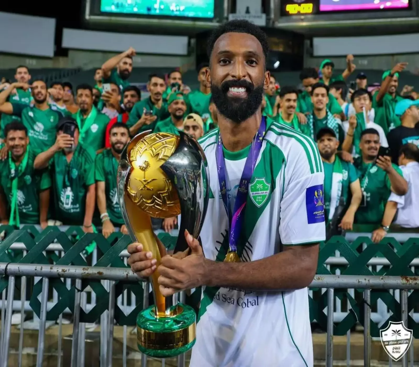 احتفال لاعبي الأهلي بكأس السوبر السعودي