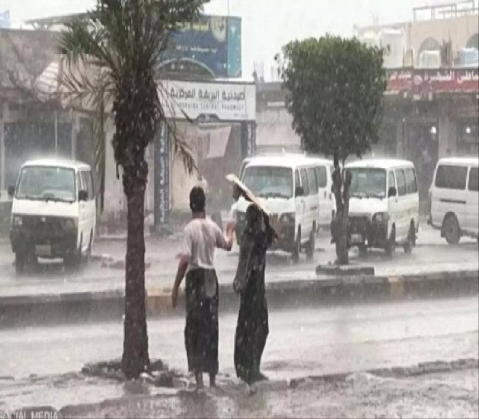 اليمن تحت الغيوم تحذيرات من أمطار رعدية وبَرَد في مناطق واسعة
