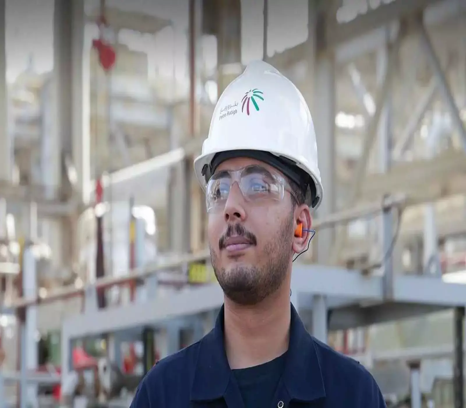 مهندس أثناء عمله في شركة «بترورابغ» (صفحة الشركة على «إكس»)