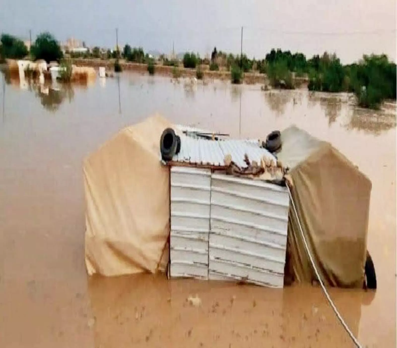 الأمطار والفيضانات الناجمة عنها دمرتا المنازل والملاجئ المؤقتة (إعلام محلي)