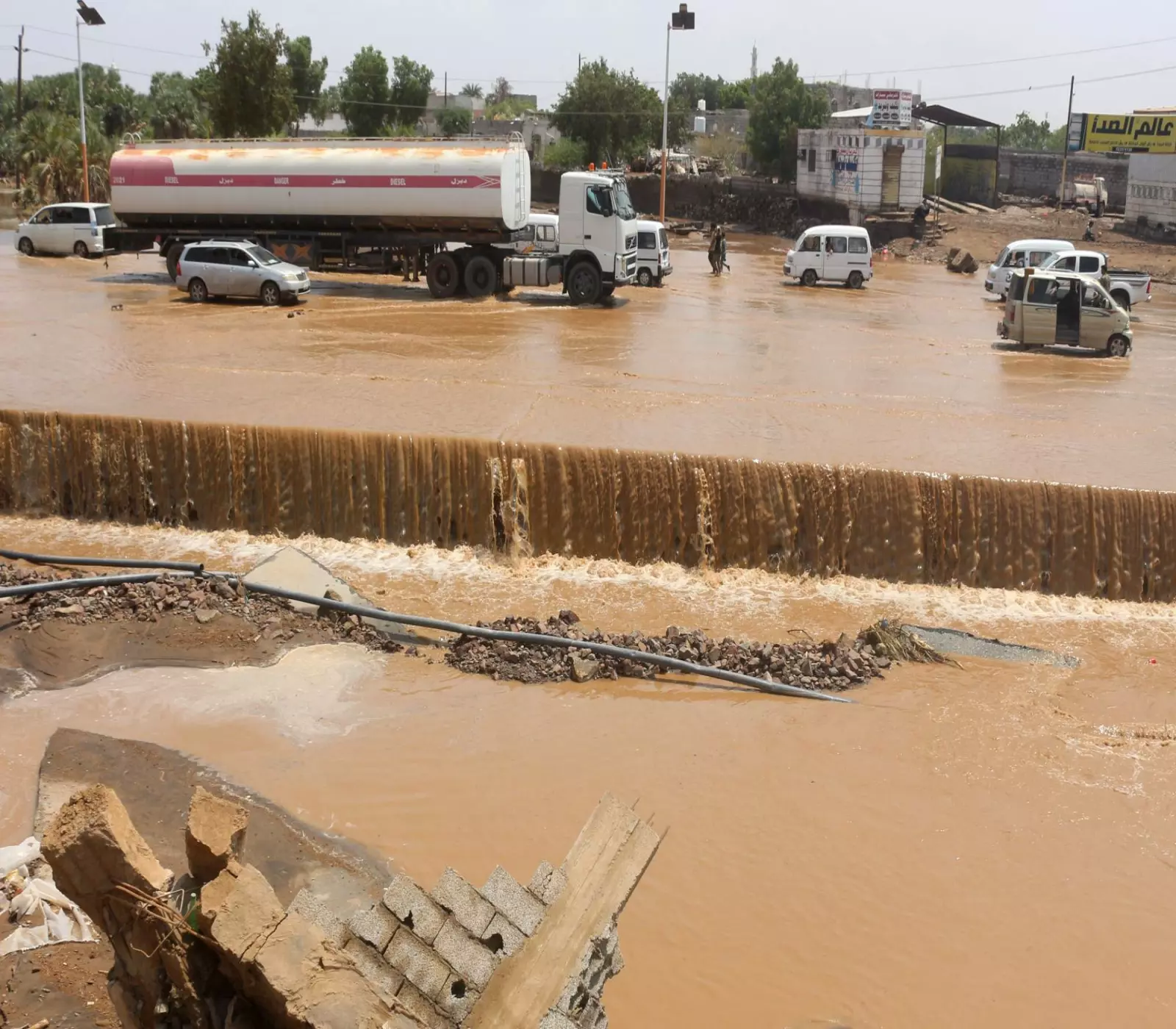 السيول تسببت في جرف طرق رئيسية في مناطق يمنية عدة (أ.ف.ب)