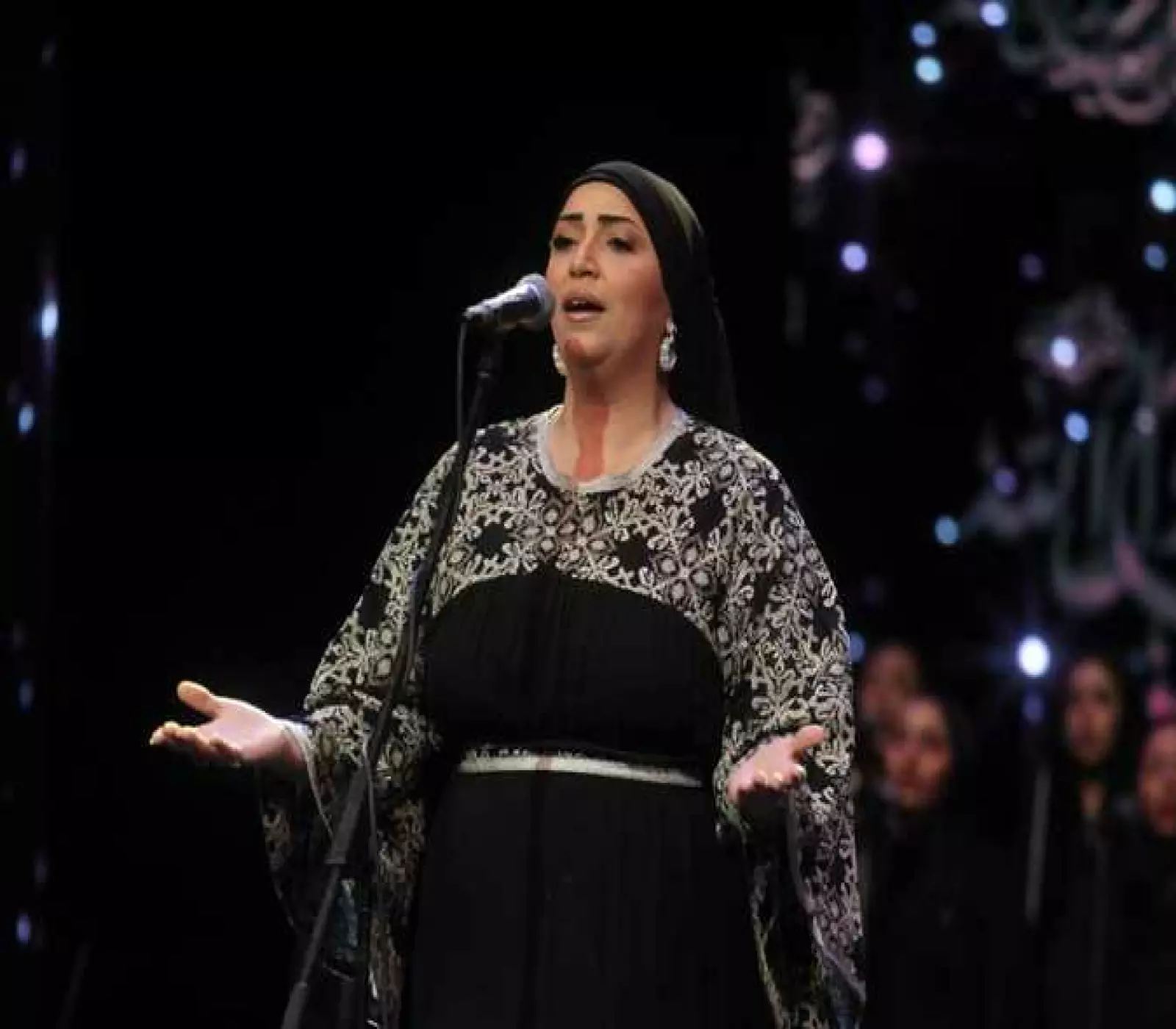 جانب من الحضور الرسمي والجماهيري في المسرح الكبير