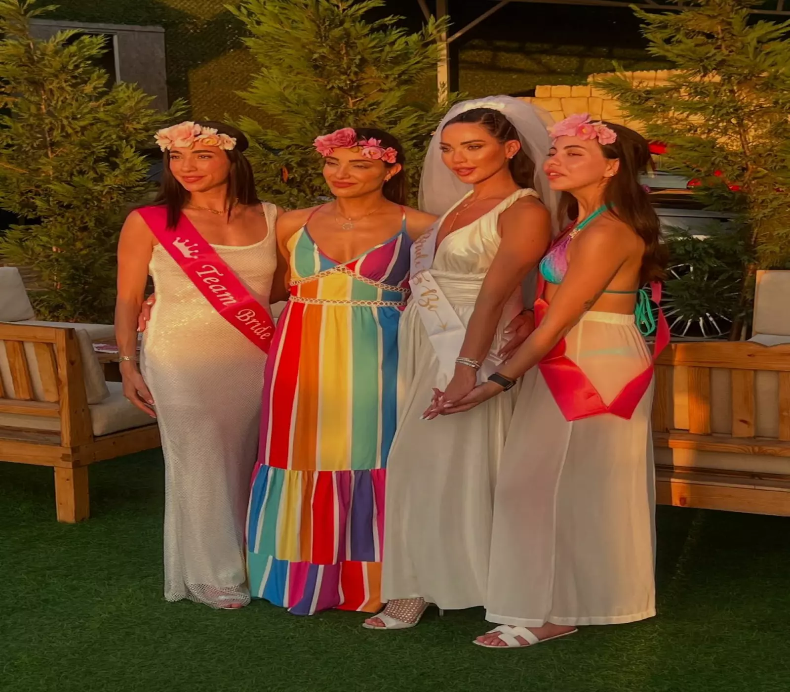 داليدا خليل في حفل توديع العزوبية بفستانها الأبيض الطويل مع الطرحة البيضاء
