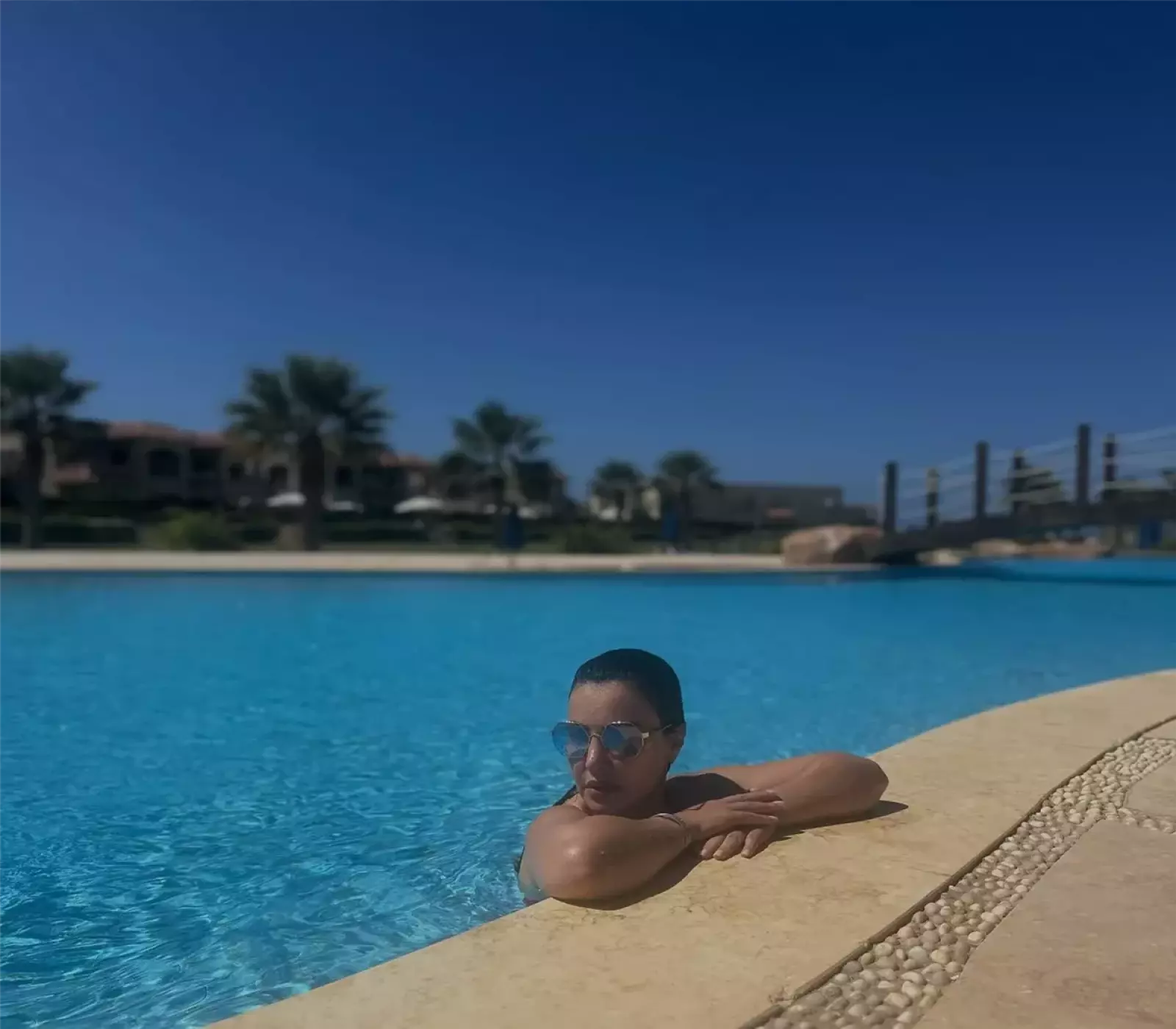 دينا فؤاد بإطلالة البكيني في حمام السباحة