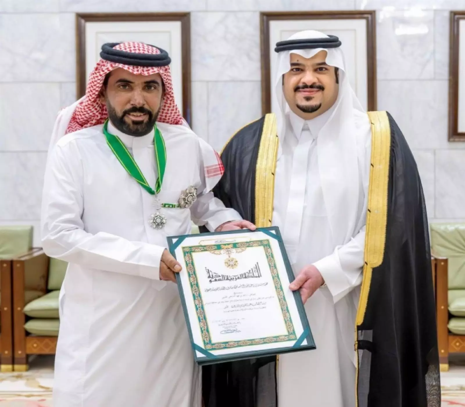  الأمير محمد بن عبدالرحمن يُسلّم وسام الملك عبدالعزيز للدلبحي. (واس)