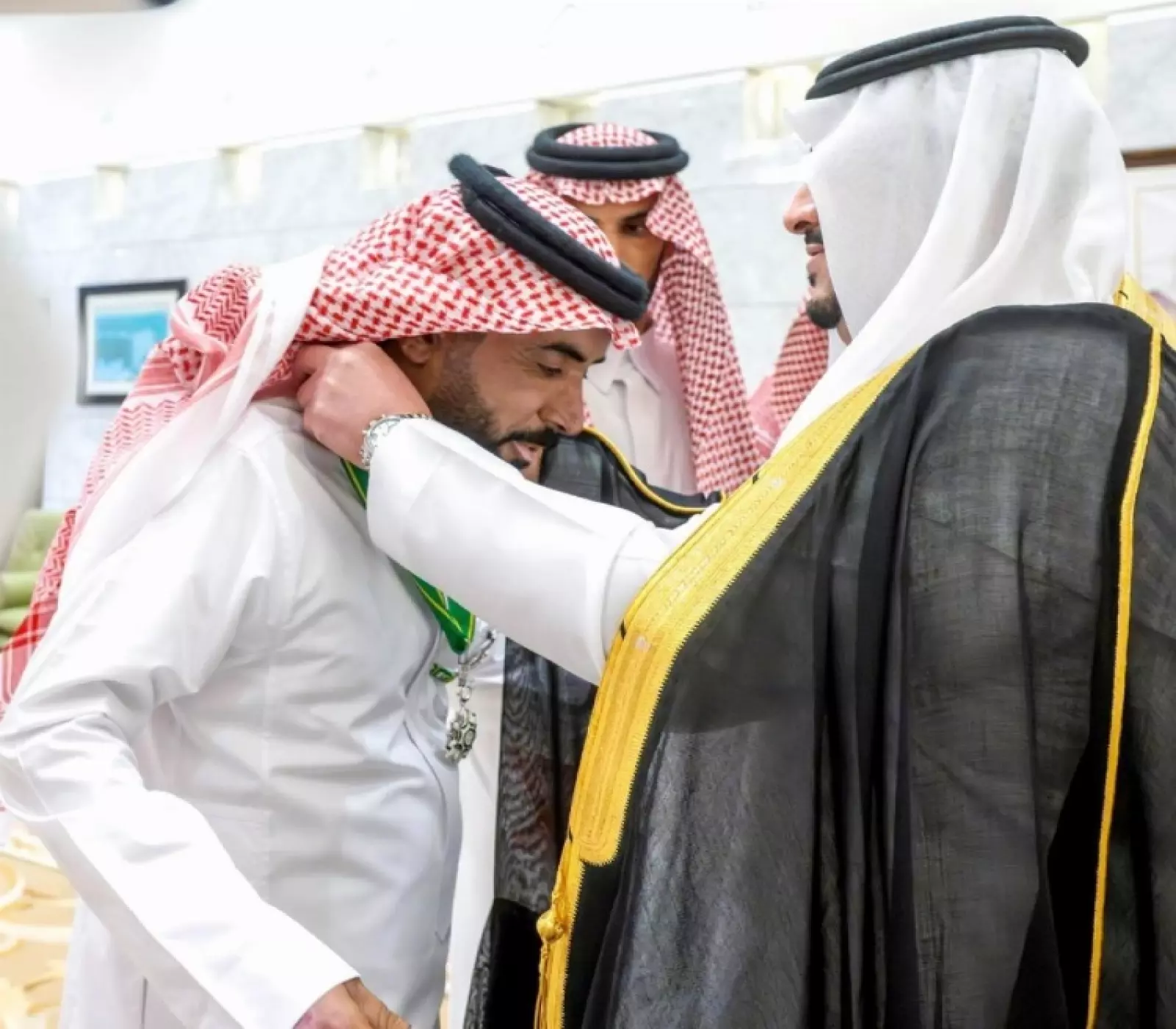 نائب أمير منطقة الرياض يُسلم وسام الملك عبدالعزيز من الدرجة الأولى للمواطن ماهر الدلبحي (1)