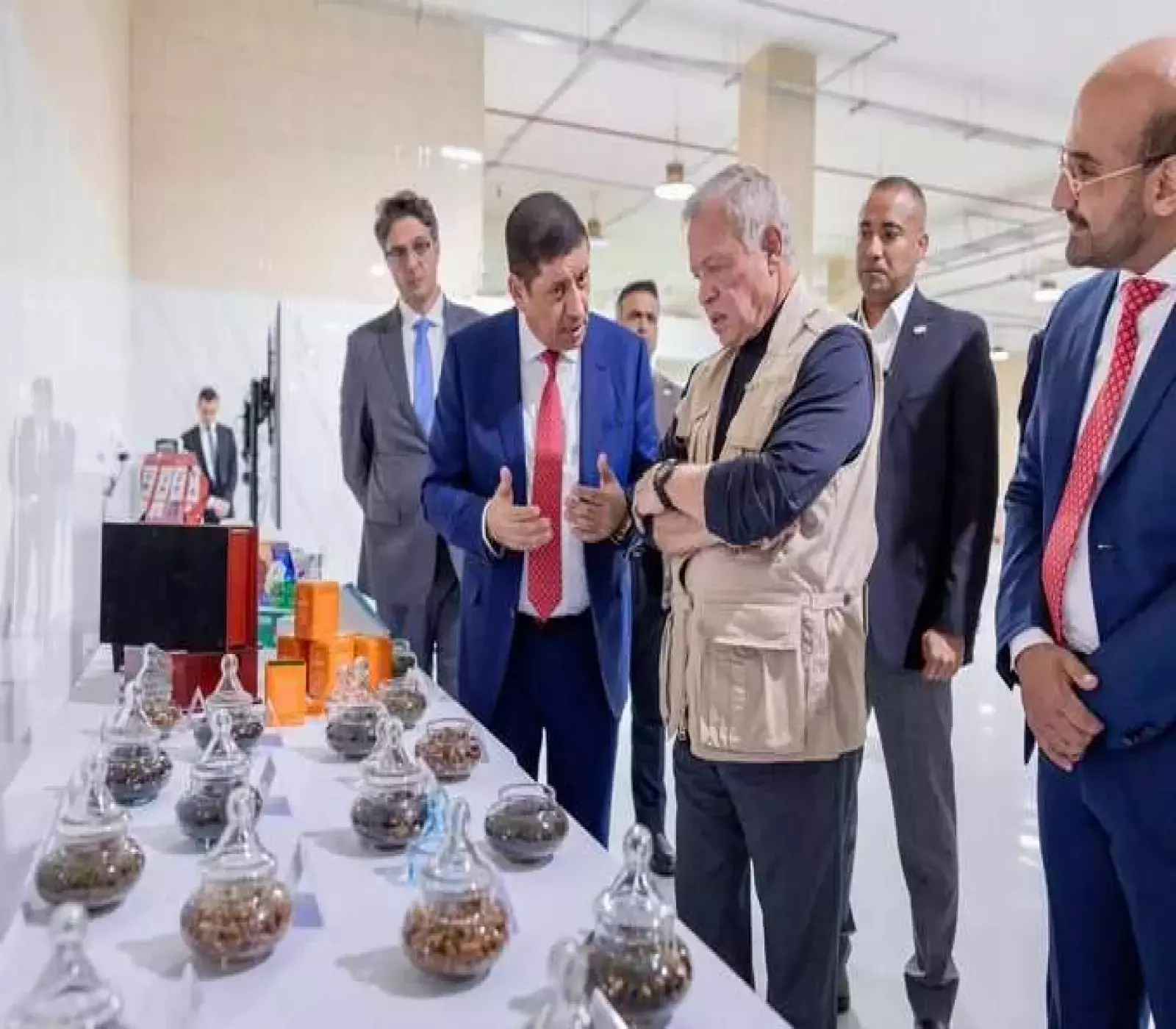 الملياردير اليمني الشهير الذي حظي بزيارة ملكية من العاهل الأردني عبدالله الثاني شخصيا لمصانعه في المملكة !