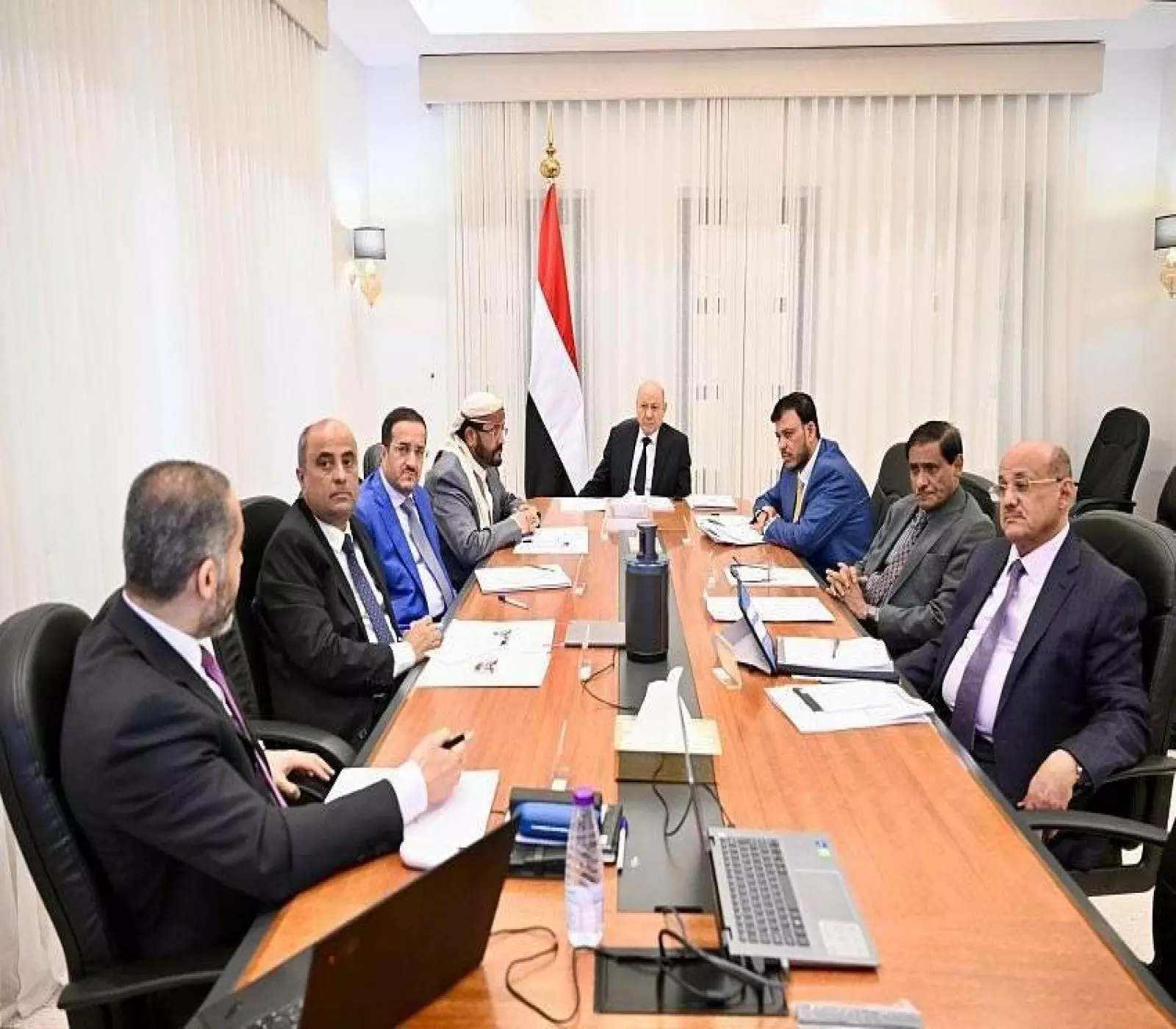 رئيس وأعضاء مجلس القيادة الرئاسي خلال اجتماع سابق مع رئيس الحكومة ومحافظ البنك المركزي (سبأ)